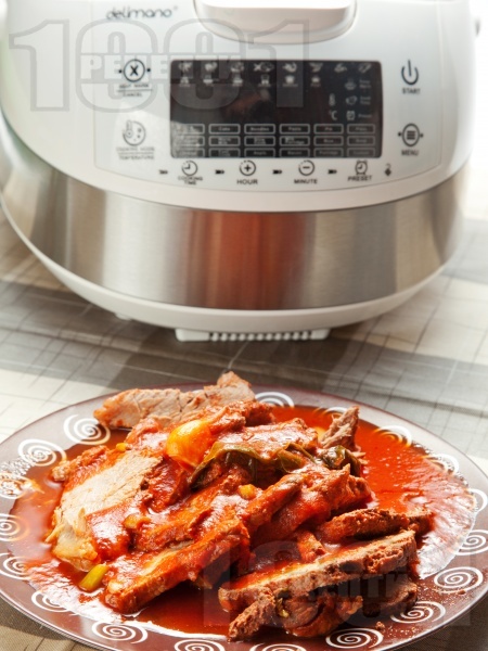 Задушено (варено) телешко месо от шол в неаполитански сос от домати и босилек в Делимано Мултикукър - снимка на рецептата